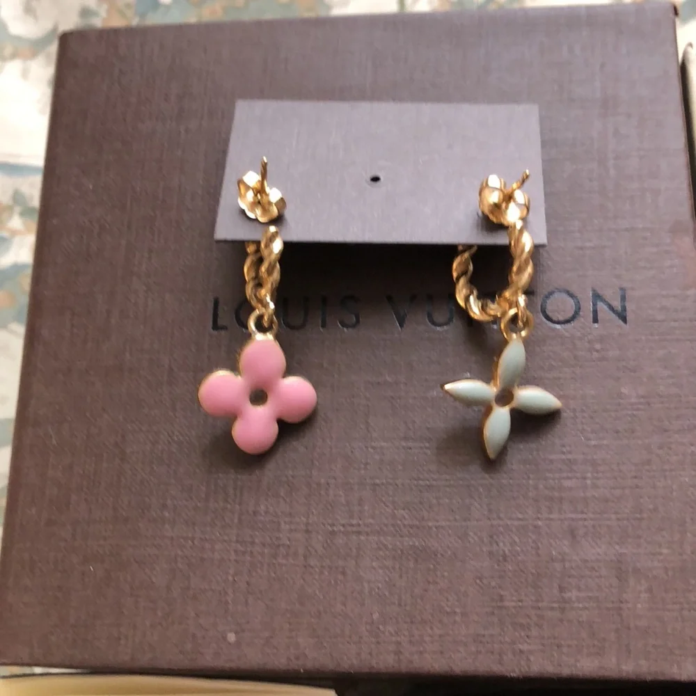 LouisVuitton baby blue and pink earrings - Picture 5 of 7